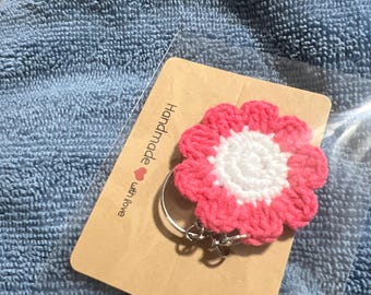 Llavero floral de ganchillo. Un regalo estupendo que se puede usar para decorar mochilas, añadir a colecciones y mucho más.