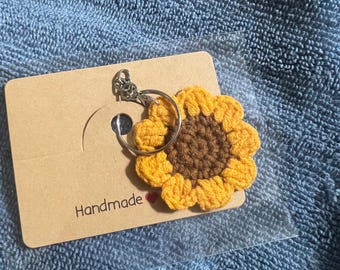 Llavero floral de ganchillo. Un regalo estupendo que se puede usar para decorar mochilas, añadir a colecciones y mucho más.