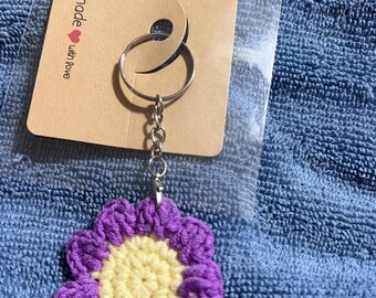 Llavero floral de ganchillo. Un regalo estupendo que se puede usar para decorar mochilas, añadir a colecciones y mucho más.