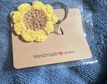 Llavero floral de ganchillo. Un regalo estupendo que se puede usar para decorar mochilas, añadir a colecciones y mucho más.