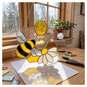 Mönster med blommotiv av honungsbi i målat glas
