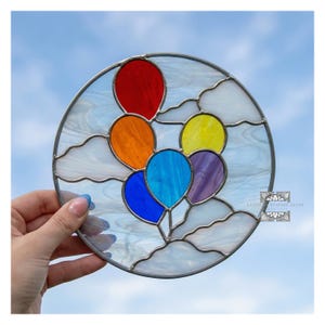 Mönster med ballonger i målat glas