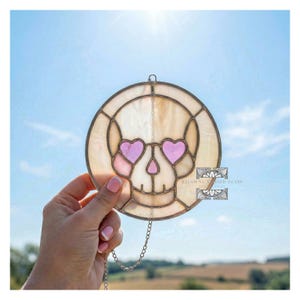 Modello di teschio a forma di cuore in vetro colorato