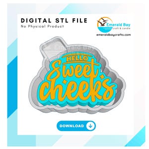 Pode incluir: Um arquivo STL digital para impressão 3D de uma forma para um bolo ou sabonete. A forma tem o formato de uma nuvem com o texto "Hello Sweet Cheeks" em letras amarelas e azuis.