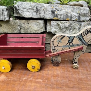 Antikes frühes amerikanisches Holzpferd mit Wagenspielzeug