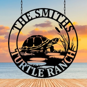 Puede incluir: Un letrero de metal negro con una silueta de tortuga y el texto "The Smiths Turtle Ranch" en un círculo.