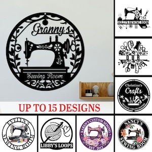 Puede incluir: Letrero de metal negro para una sala de costura, con un diseño de máquina de coser vintage. El letrero circular tiene detalles decorativos de flores y hojas. El texto en la parte inferior dice "Sewing Room". Se muestran diseños adicionales.