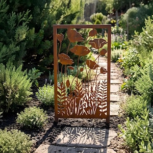 Könnte beinhalten: Ein rustikales Holzschild mit dem handgeschriebenen Wort "Welcome". Das Schild ist weiß gestrichen und hat einen Used-Look mit einem dekorativen Blumenelement. Der Hintergrund ist eine verschwommene Holzstruktur.
