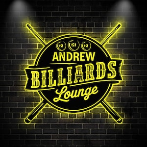 Può includere: Un'insegna al neon nera e gialla per "Andrew Billiards Lounge" su un muro di mattoni scuri. L'insegna presenta stecche da biliardo incrociate e il numero "8" sulle palle da biliardo. Le parole "Andrew Billiards Lounge" sono ben visibili.