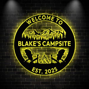 パーソナライズされたキャンプ場のメタルサイン LEDライト、キャンプサイン、キャンプファイヤーサイン、キャンピングカーの装飾、レイクハウスサイン、屋外装飾、新築祝いのギフト