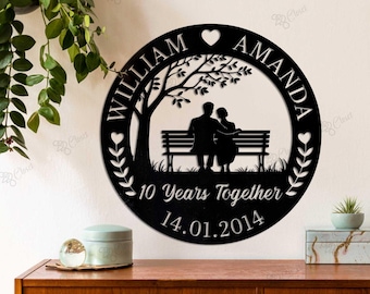 Letrero metálico personalizado para pareja, arte de pared con banco de amor, letrero metálico con nombre de pareja, decoración romántica de pared, arte metálico con banco de amor
