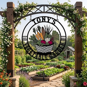 Puede incluir: Un letrero de metal negro para "Tony's Vegetable Garden" con un diseño circular que presenta una cesta de verduras. El letrero cuelga de una pérgola de madera con plantas trepadoras, y el jardín es visible en el fondo.