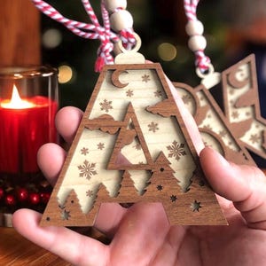 Adorno de letra, decoración personalizable, regalo personalizado, regalo de adornos navideños grabados, decoración navideña, regalo para mamá, regalo familiar, regalo para papá.