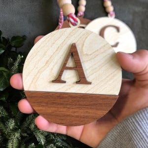 Adorno con letras, decoración personalizada, adorno de mdf personalizado con nombre, regalo de navidad, adorno festivo, año nuevo, idea de regalo grabada, decoración personalizada, mdf