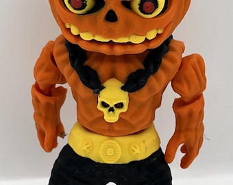 Puede incluir: Figura con cabeza de calabaza naranja con expresión amenazante, ojos amarillos y collar de calavera. La figura lleva pantalones cortos negros y un cinturón amarillo. Un objeto de colección con temática de Halloween.