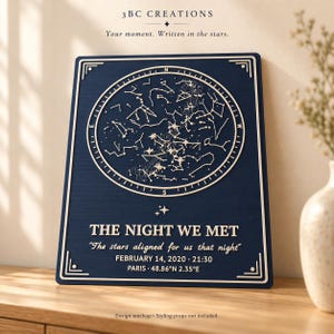Könnte beinhalten: Eine rechteckige, marineblaue Wandtafel mit einer kreisförmigen Sternenkarte und weißen Sternbildern. Der Text lautet: 3BC CREATIONS, THE NIGHT WE MET, The stars aligned for us that night, FEBRUARY 14, 2020, 21:30, PARIS, 48.86°N 2.35°E.