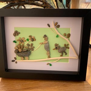 Hahn, der den Transport des Blumenwagens überwacht-Handgemachte Pebble Art-Familien-Pebble-Porträt-Personalisierte Pebble Art-Geschenke-Unikat-DIY