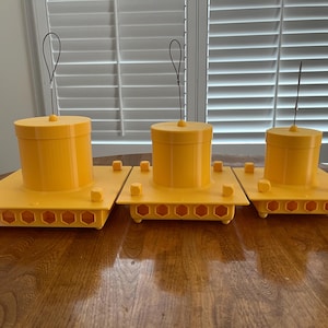 Honeybee Dry Pollen Supplement/Substitute Feeder with a Starter Bag of Supplement