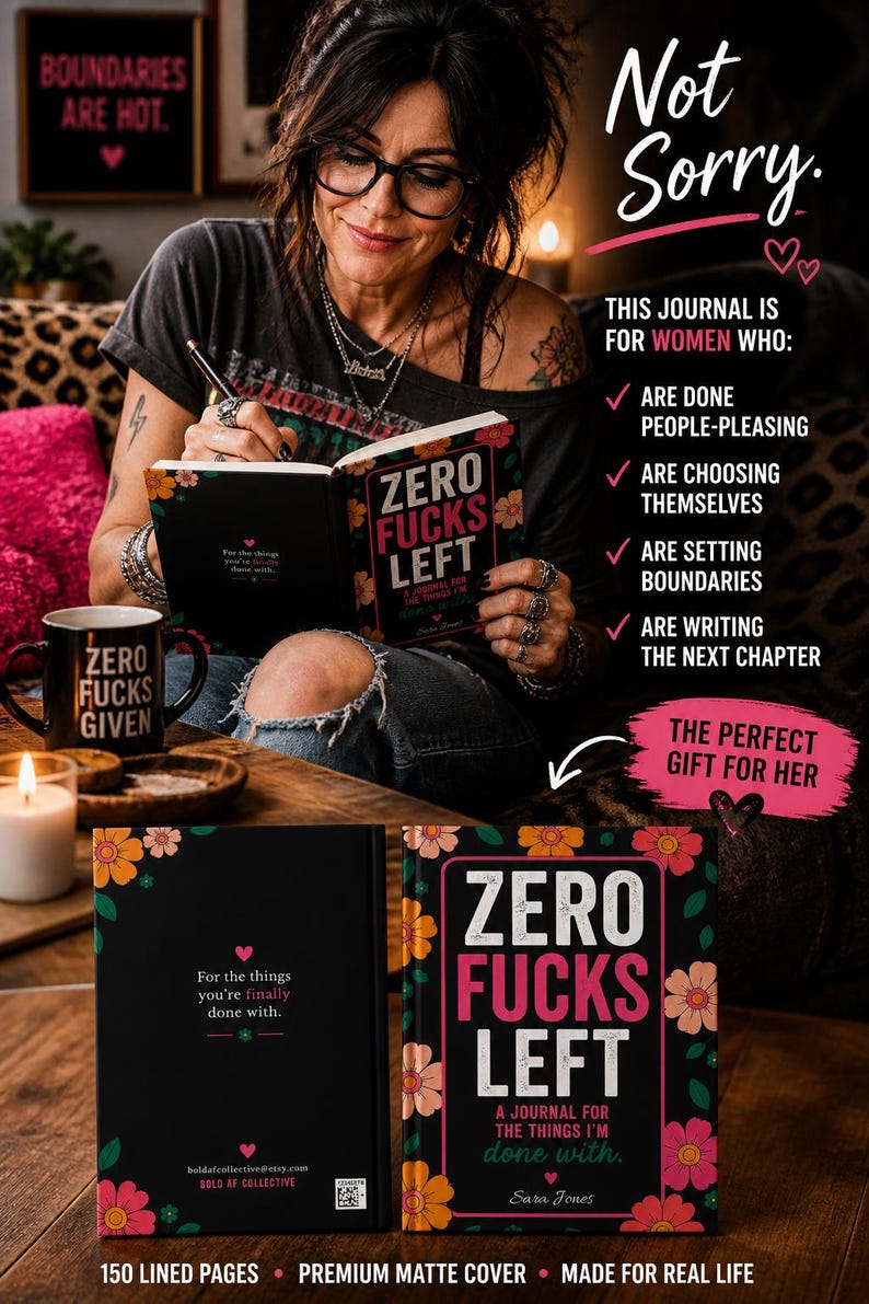 K&ouml;nnte beinhalten: Ein schwarzes Journal mit dem Titel Zero Fucks Left, floralem Rand und mattem Einband. Die R&uuml;ckseite tr&auml;gt den Text For the things you're finally done with. Ein passender schwarzer Becher mit dem Text Zero Fucks Given ist ebenfalls zu sehen.