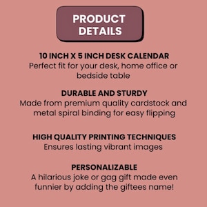 K&ouml;nnte beinhalten: Ein Tischkalender mit altrosa Hintergrund und dunkelbraunem Text. Der Text lautet: PRODUCT DETAILS, 10 INCH X 5 INCH DESK CALENDAR, DURABLE AND STURDY, HIGH QUALITY PRINTING TECHNIQUES und PERSONALIZABLE, zusammen mit beschreibenden Untertexten.