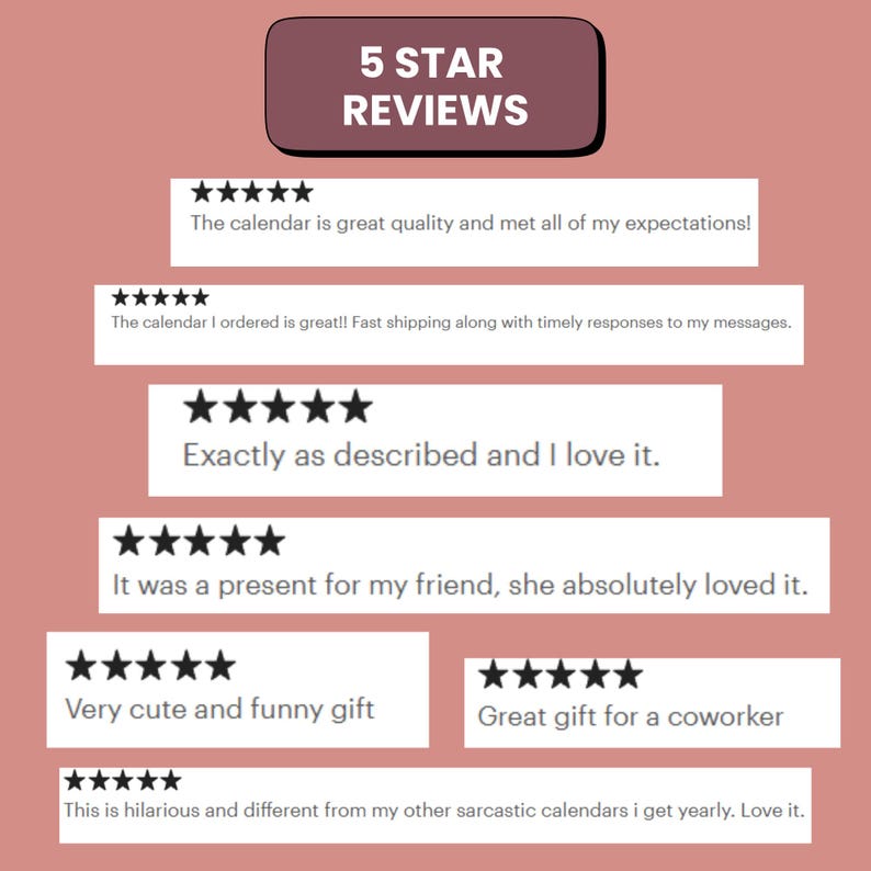 K&ouml;nnte beinhalten: Eine grafische Darstellung auf altrosa Hintergrund mit dem Text 5 STAR REVIEWS oben. Darunter befinden sich sieben wei&szlig;e rechteckige Bl&ouml;cke, die jeweils f&uuml;nf schwarze Sternsymbole und Kundenfeedback zu einem Kalenderkauf enthalten.