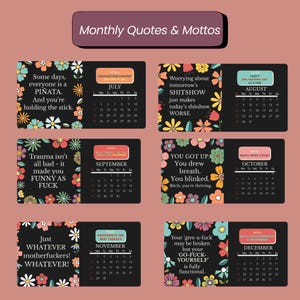 K&ouml;nnte beinhalten: Ein Set aus sechs Monatskalenderbl&auml;ttern von Juli bis Dezember mit dem Titel Monthly Quotes & Mottos. Jede schwarze rechteckige Seite zeigt bunte Blumenr&auml;nder und humorvolle Texte, darunter S&auml;tze wie Some days everyone is a pi&ntilde;ata.