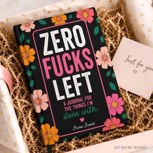 K&ouml;nnte beinhalten: Ein schwarzes Notizbuch mit einem Blumenrand aus orangefarbenen, rosafarbenen und pfirsichfarbenen Bl&uuml;ten sowie gr&uuml;nen Bl&auml;ttern. Der Text lautet ZERO FUCKS LEFT, A JOURNAL FOR THE THINGS I'M DONE WITH und Sara Jones. Eine kleine Karte mit Just for you liegt bei.