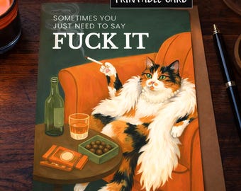 Könnte beinhalten: Druckbare Karte mit einer Schildpattkatze in einem Sessel, die eine Zigarette raucht und eine Perlenkette trägt. Auf der Karte steht "Sometimes you just need to say FUCK IT." Eine Flasche, ein Glas und Snacks stehen auf dem Tisch.