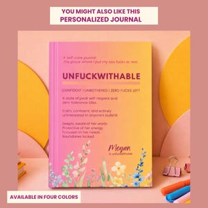 K&ouml;nnte beinhalten: Ein personalisiertes Tagebuch mit einem pink-orangen Farbverlauf auf dem Einband, das den Text UNFUCKWITHABLE, CONFIDENT | UNBOTHERED | ZERO FUCKS LEFT und den Namen Megan is unfuckwithable sowie florale Aquarell-Illustrationen unten zeigt.