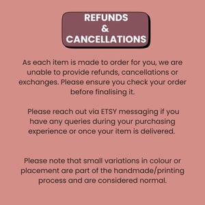 K&ouml;nnte beinhalten: Eine altrosa Infografik mit einem dunkelroten Kopfzeilenfeld, das den Text REFUNDS & CANCELLATIONS enth&auml;lt. Der Text erkl&auml;rt, dass Artikel auf Bestellung gefertigt werden, keine R&uuml;ckerstattungen oder Umtausch m&ouml;glich sind und Kunden den Shop bei Fragen &uuml;ber Etsy-Nachrichten kontaktieren sollen.