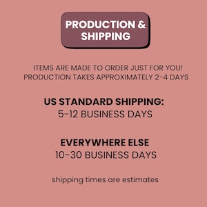 K&ouml;nnte beinhalten: Eine altrosa Grafik mit einem dunkelroten rechteckigen Header, der den wei&szlig;en Text PRODUCTION & SHIPPING enth&auml;lt. Darunter steht in schwarzer Schrift: ITEMS ARE MADE TO ORDER JUST FOR YOU! PRODUCTION TAKES APPROXIMATELY 2-4 DAYS, US STANDARD SHIPPING: 5-12 BUSINESS DAYS, EVERYWHERE ELSE 10-30 BUSINESS DAYS, shipping times are estimates.