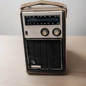 Radioodbiornik AM/FM Stewart Vintage 8&quot; w brązowym etui, zasilany z gniazdka/baterii, przetestowany pod kątem działania
