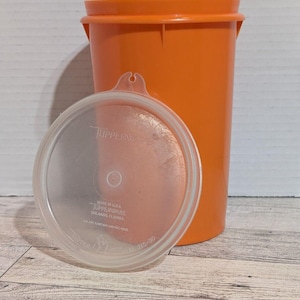Tupperware 321-6 oranje kan of bus met 215-30 sluitdeksel