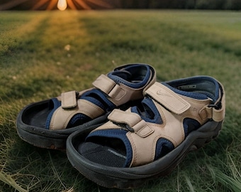 Sandália de golfe Nike Air feminina tamanho 10 302135-221 azul marinho e bege com cravos de plástico ACG vintage