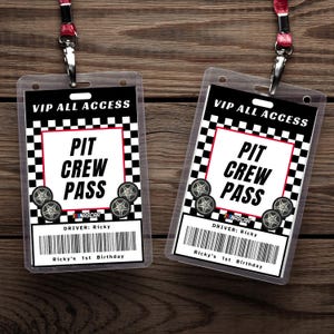 Könnte beinhalten: Zwei VIP All Access Pit Crew Pass-Ausweise mit dem Text "PIT CREW PASS" und "DRIVER: Ricky". Die Ausweise haben ein kariertes Flaggen-Design und den Text "Ricky's 1st Birthday".