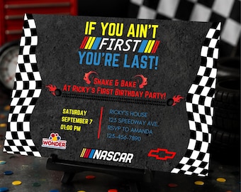 Può includere: Un invito di compleanno rettangolare a tema corse con sfondo nero effetto asfalto, bordi laterali a scacchi, il testo IF YOU AIN'T FIRST YOU'RE LAST, SHAKE & BAKE AT RICKY'S FIRST BIRTHDAY PARTY e il marchio NASCAR stampato.