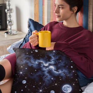 Vierkante kussensloop Cosmic Galaxy, nevelwolkontwerp, hemelse maan en sterren, decor ruimtethema, mystiek huisaccent