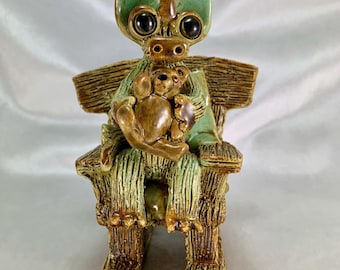 Dragón de cerámica vintage de Yare Designs, de Inglaterra, en una mecedora con un osito de peluche muy coleccionable