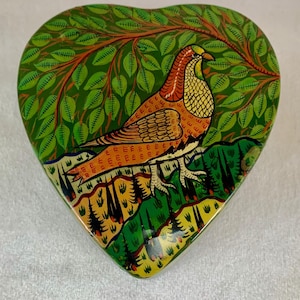 Scatola a forma di cuore vintage in cartapesta firmata India con uccello pernice in albero