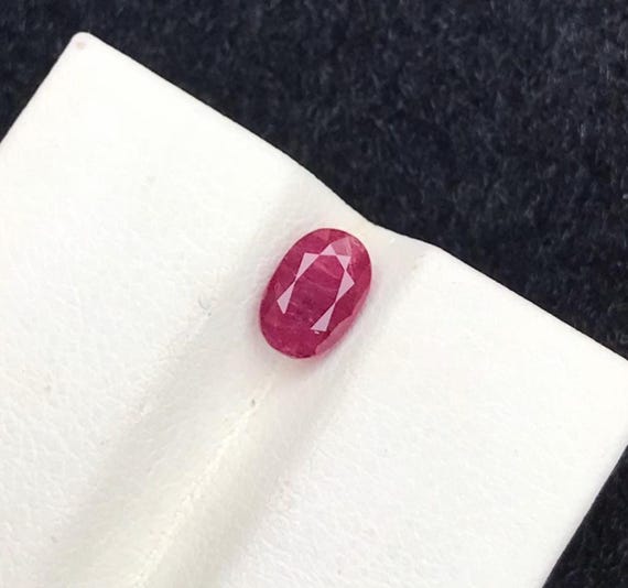 Rubis Naturel Ovale – 2 Carats, Non Chauffé, Origine Birmanie, Certifié GDL
