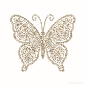 Op de afbeelding: Een gedetailleerd, beige vlinderontwerp met ingewikkelde bloemen- en kantpatronen. De vlinder heeft een boogvormig lichaam en delicate antennes. Het ontwerp staat tegen een witte achtergrond en toont de gedetailleerde borduursels.