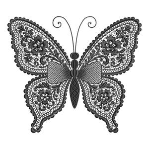 Può includere: Un dettagliato disegno di farfalla in pizzo nero. La farfalla presenta intricati motivi floreali e delicati intagli, con un corpo a forma di fiocco e antenne curve. Le ali sono simmetriche e il disegno è su sfondo bianco.