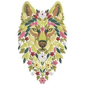Pode incluir: Design bordado de uma cabeça de lobo, com detalhes de folhas e flores. O rosto do lobo é composto por elementos florais amarelos, verdes, rosa e vermelhos. O design é apresentado sobre um fundo branco, mostrando as cores e texturas vibrantes.