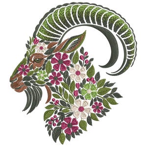 Può includere: Ricamo di una testa di capra, ornata di fiori e foglie. La testa della capra è marrone, con un corno verde e bianco. I fiori sono rosa, bianchi e verdi, creando un'immagine vibrante e dettagliata.