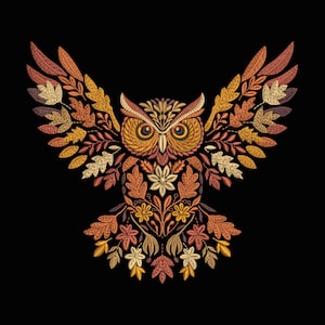 Op de afbeelding: Een geborduurd uilontwerp met uitgespreide vleugels, met herfstkleurige bladeren en bloemmotieven. Het lichaam van de uil is een mix van oranje, goud en bruin, tegen een zwarte achtergrond. Het ontwerp is gedetailleerd en ingewikkeld.