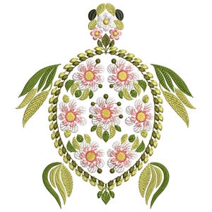 Könnte beinhalten: Gesticktes See-Schildkröten-Design mit rosa und gelben Blumen, grünen Blättern und weißem Hintergrund. Der Schildkrötenpanzer ist mit floralen Mustern verziert, und die Flossen und der Kopf sind mit Blättern detailliert.