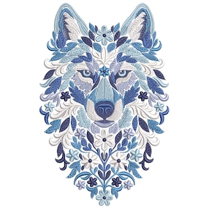 Puede incluir: Diseño bordado de una cabeza de lobo con intrincados patrones florales en tonos azules y blancos. La cara del lobo presenta ojos azules y una nariz texturizada, rodeada de hojas y flores. Diseño detallado.