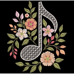 Puede incluir: Un diseño bordado de una nota musical con un arreglo floral. La nota es blanca con un patrón detallado, rodeada de flores en tonos rosa, melocotón y blanco, con hojas verdes. El fondo es negro.