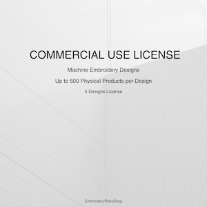 Pode incluir: Um fundo branco com o texto "COMMERCIAL USE LICENSE" e detalhes para designs de bordado à máquina. A licença permite até 500 produtos físicos por design, com uma licença de 5 designs. O nome da loja "EmbroideryRoksShop" está na parte inferior.