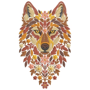 Może przedstawiać: Haftowany wzór głowy wilka w jesiennych kolorach. Twarz wilka składa się z liści i kwiatów w odcieniach brązu, pomarańczy, żółci i różu. Oczy są żółte, a nos to szczegółowy, teksturowany wzór.